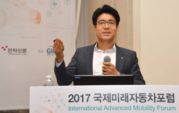 박진효 SK텔레콤 원장이 '자율주행시대의 ICT 기술 및 주요서비스'를 주제로 기조강연을 하고 있다. 김동욱기자 gphoto@etnews.com