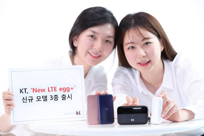 모델들이 화웨이 LTE 에그 플러스 3종을 소개하고 있다.