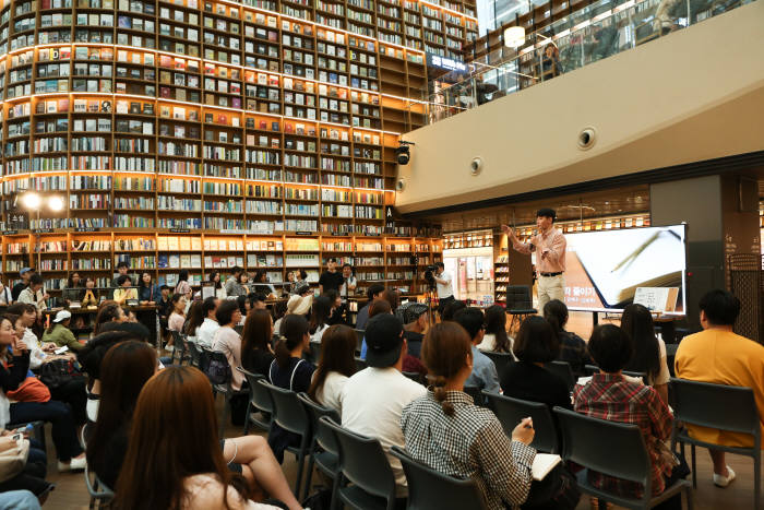 스타필드 코엑스몰 '별마당 도서관' 개관 한달, 도서 기부문화 새 장 열다