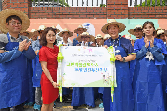 전영현 삼성SDI 사장과 임직원이 수원 산남초등학교를 방문해 임직원 성금으로 마련한 장마철 안전 등하교 지원용 투명안전우산을 기부했다.