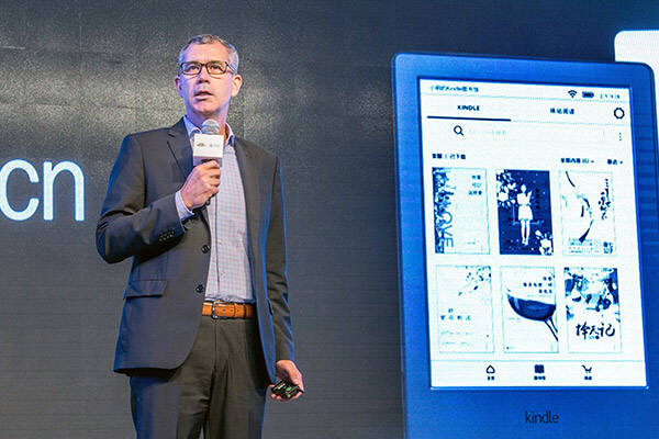 브루스 에이트킨 아마존 리딩사업부 총책임자가 지난달 27일 중국 베이징에서 '킨들 엑스 미구 E-리더기'를 소개하고 있다. / 사진=차이나데일리