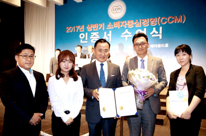 '2017년 상반기 CCM 인증서 수여식'에서 이해선 코웨이 대표이사(왼쪽 세번째)와 윤현정 코웨이 전략혁신본부장(왼쪽 네번째) 및 직원들이 기념촬영했다.