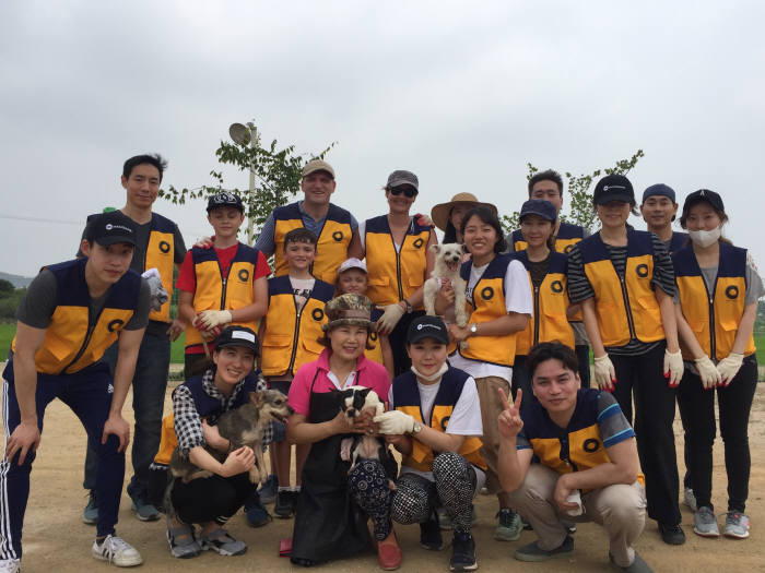 제8회 커뮤니티데이에 참석한 한국 맥쿼리 임직원들이 유기견보호시설 내사랑바둑이 및 장애인보호시설 가브리엘의 집에서 봉사활동 후, 기념촬영했다.