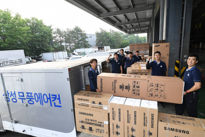 경기도 고양시 일산서구에 위치한 삼성전자 서서울물류센터에서 에어컨 설치 엔지니어가 '무풍에어컨' 신속 배송에 만전을 기하고 있다.