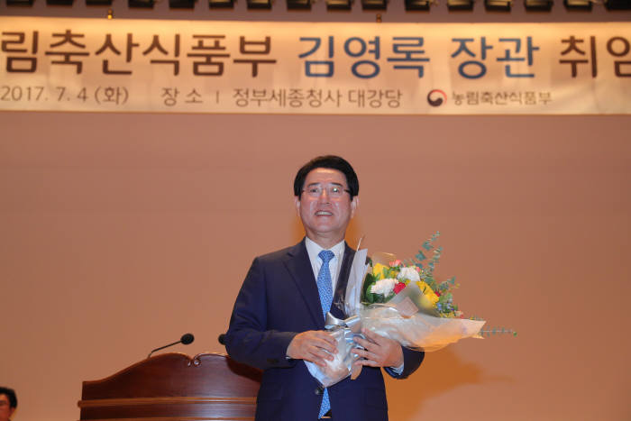 김영록 신임 농축산식품부 장관이 4일 정부세종청사 대강당에서 취임식을 가졌다.