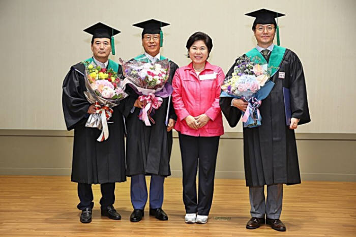 공로상을 받은 서초부동산최고경영자과정 13기 원우들.