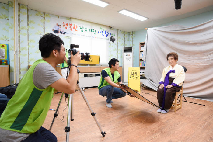 동서식품, 장수사진 촬영 봉사활동 '찾아가는 모카사진관' 실시