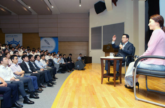 조용병 신한금융그룹 회장이 10일 여의도 신한금융투자 본사에서 개최한 '신한 2020 비전공감' 행사에서 초청된 그룹사 직원들과 토크콘서트 방식으로 자유롭게 이야기 하고 있다.