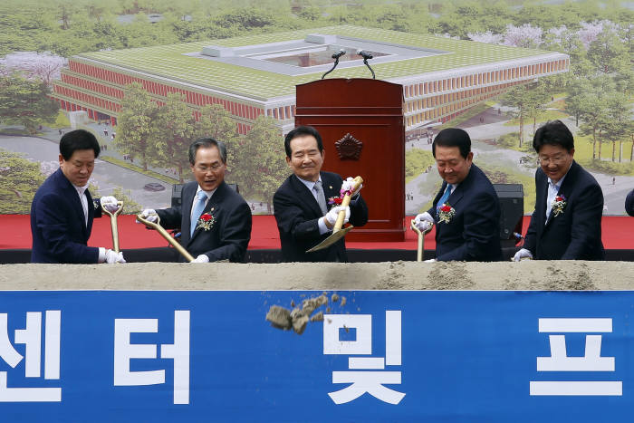 국회 스마트워크센터 및 프레스센터 기공식에 참석한 의원들이 11일 첫삽 뜨기 행사를 하고 있다. 왼쪽부터 주승용 국민의당 의원, 우윤근 사무총장, 정세균 국회의장, 박주선 국민의당 비대위원장, 권성동 자유한국당 의원.