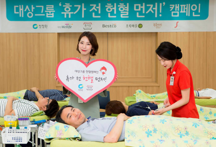 11일 신설동 대상 본사에서 진행된 '휴가 전 헌혈 먼저' 캠페인에 임정배 대표이사가 헌혈에 동참하고 있다. 올해로 12회 째를 맞는 '휴가 전 헌혈 먼저' 캠페인은 31일까지 전 그룹사를 대상으로 진행된다.