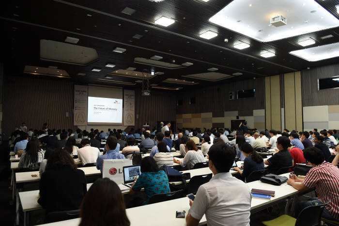 박성욱 SK하이닉스 부회장은 12일 일산 킨텍스 나노코리아 2017 행사장에서 반도체 시장 성장이 계속될 것이라고 밝혔다.