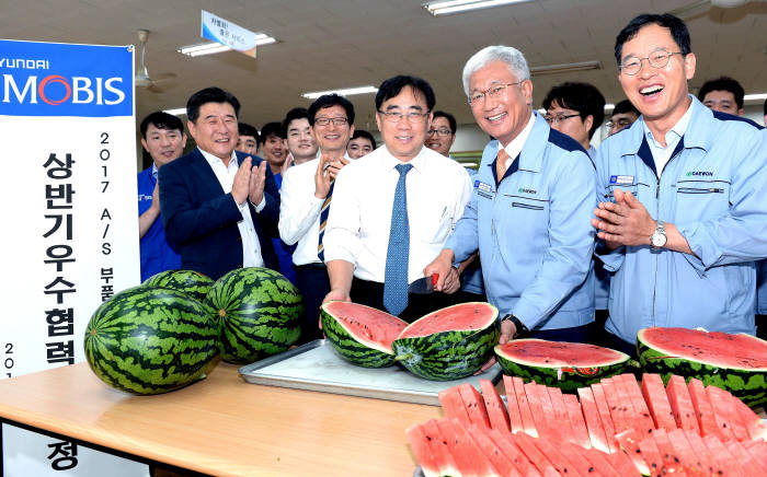 경기도 안산에 소재한 대원산업에서 현대모비스가 수박을 나누는 모습. (제공=현대모비스)