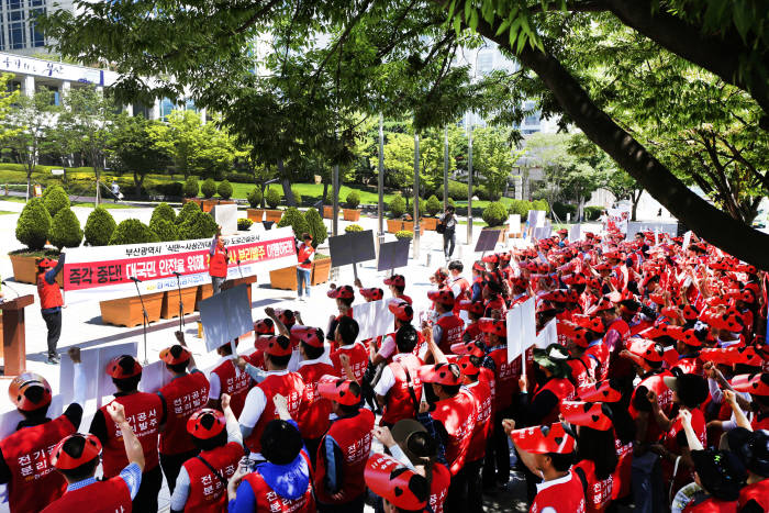 한국전기공사협회 중앙회 부산시회원, 임직원 500여명이 27일 부산시청 앞에서 전기공사 분리발주 관철을 위한 대규모 궐기대회를 개최했다.