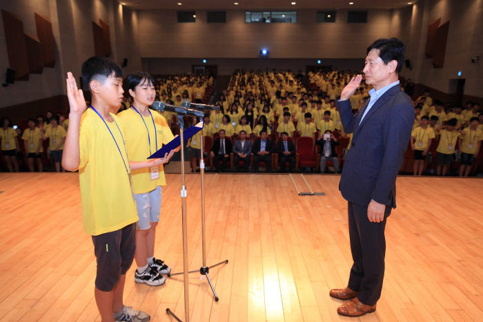 28일 광주 전남대학교에서 '2017 삼성드림클래스 여름캠프'에 참가한 중학생이 윤주화 삼성사회봉사단 사장(오른쪽) 앞에서 캠프에 임하는 다짐을 선서하고 있다.