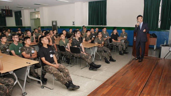 한국예탁결제원 홍보부 소속 조병문 수석업무역(경영학박사)이 강사로 나서 장병들에게 스토리텔링 형식으로 자산관리 필요성을 설명하고 있다.