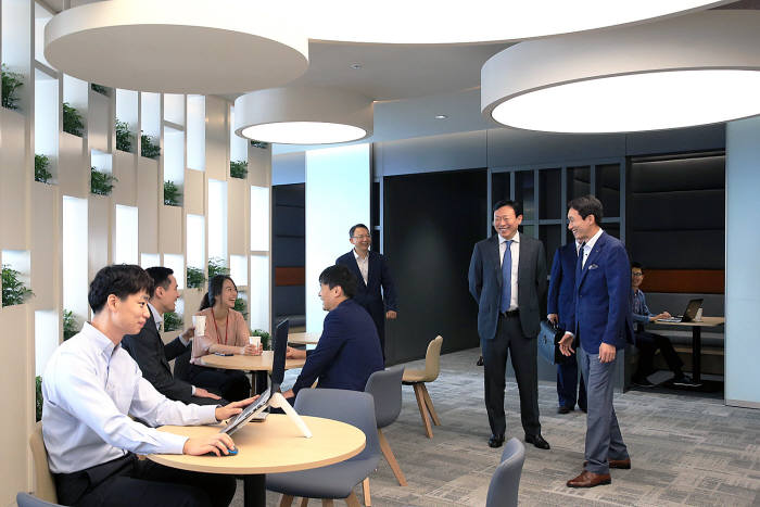 신동빈 회장, 롯데월드타워 집무실 첫 출근…잠실 시대 개막