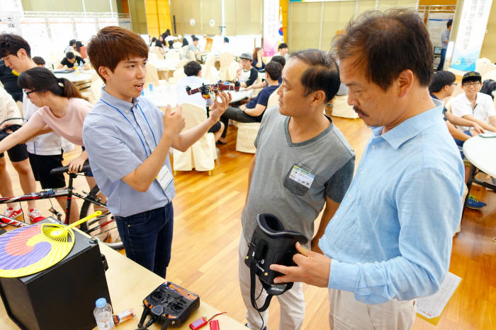 대구대는 링크플러스사업을 통해 이공계와 비이공계열이 융합해 지역사회에 기여하는 새로운 산학협력 모델을 완성할 계획이다. 사진은 지난달 열린 2017년 1학기 캡스톤디자인경진대회 작품시연 장면.