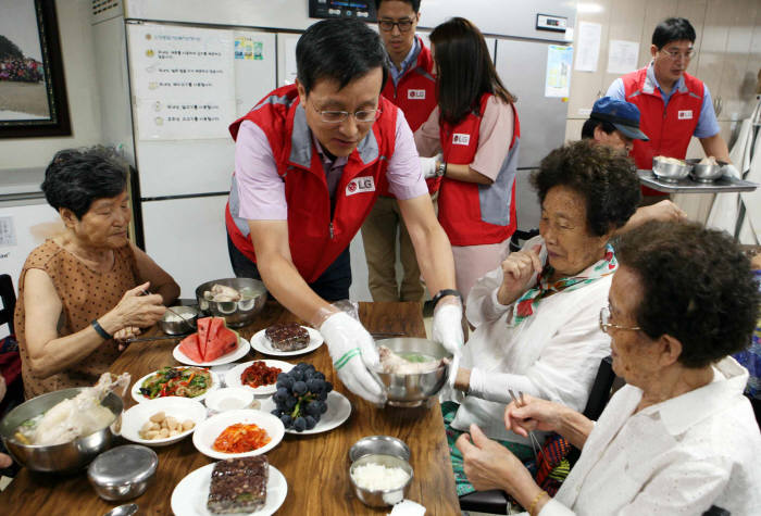 박종석 LG이노텍 사장(가운데)이 삼계탕을 대접하고 있다(제공: LG이노텍).