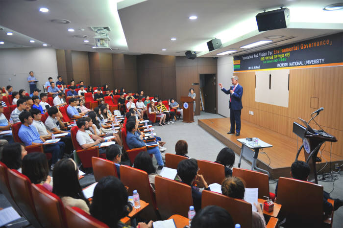 에릭 솔하임 유엔환경계획 사무총장이 '환경 거버넌스를 위한 혁신과 비전'을 주제로 인천대학교에서 특강을 했다.