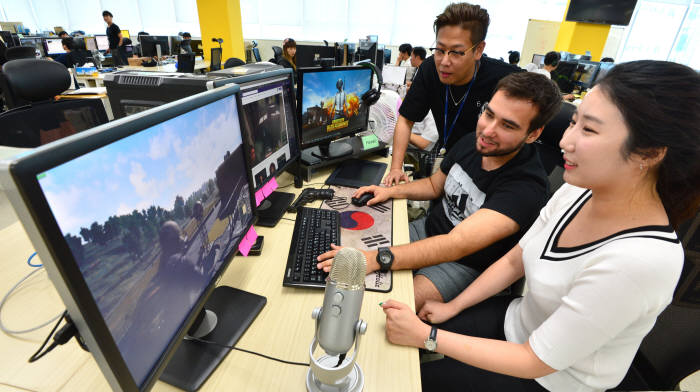 블루홀 개발자들이 배틀그라운드 기획 회의를 하고 있다. 김동욱기자 gphoto@etnews.com