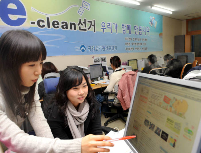 다음달 9일 총선을 앞두고 사전선거운동 움직임이 포착되고 있어 선관위의 감시활동이 강화되고 있다. 11일 과천 중앙선거관리위원회 사이버 선거부정감시단이 인력을 한층 보강하고 인터넷 등을 이용한 불법 선거운동 단속에 나서고 있다.