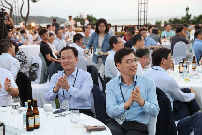 벤처썸머포럼 환영만참에서 참가자들이 즐거운 시간을 보내고 있다.