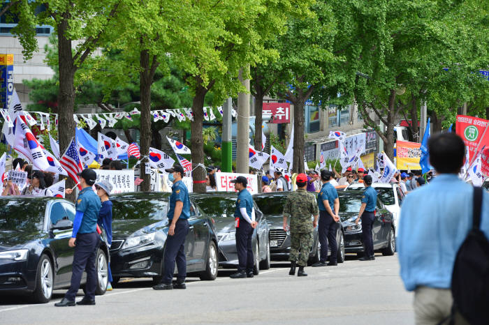 이재용 삼성전자 부회장 1심 선고 공판일, 서울중앙지법 앞에 모인단체들