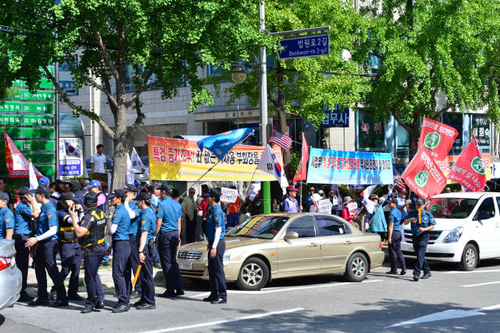 이재용 삼성전자 부회장 1심 선고 공판일, 서울중앙지법 앞에 모인단체들
