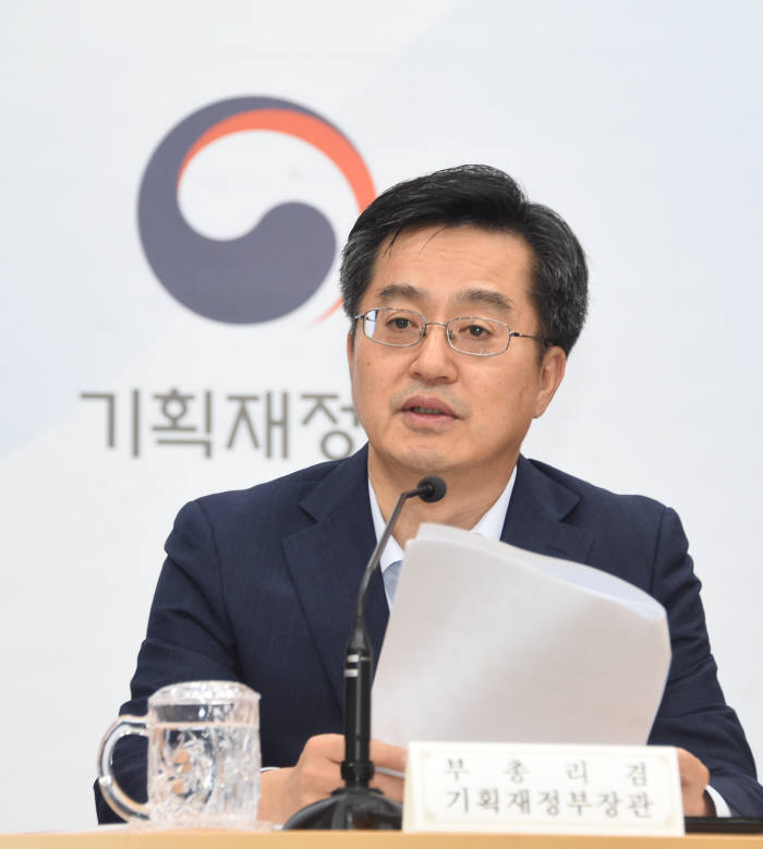 김동연 경제부총리 겸 기획재정부 장관이 지난 25일 정부세종청사 열린 '2018년도 예산안' 사전브리핑에서 발언하고 있다.