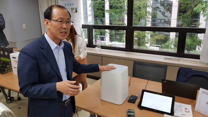 고재수 아이오텍 대표가 스마트 급식기 펫맘을 소개하고 있다.