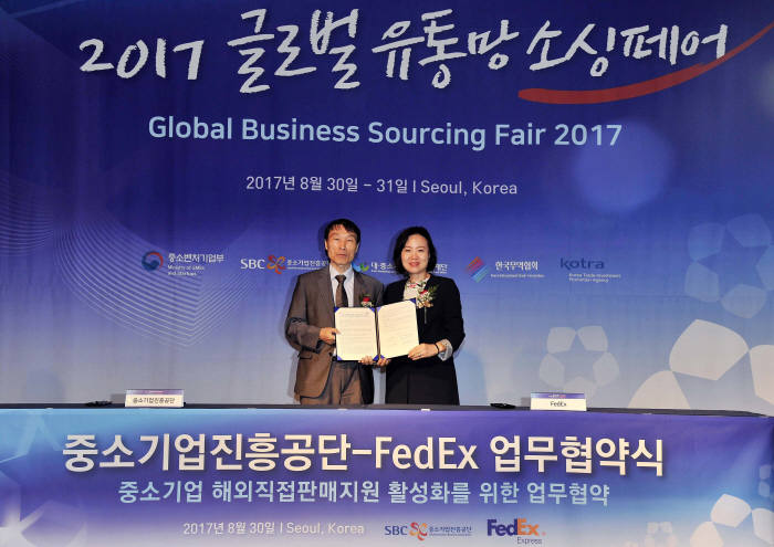 채은미 FedEx코리아 지사장(오른쪽)과 이용승 중소기업진흥공단 글로벌마케팅본부장기념 촬영했다.