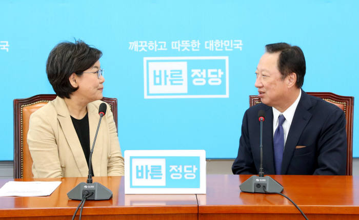 박용만 대한상의 회장이 30일 국회를 방문해 각 당대표에게 주요 입법현안에 대한 경제계 입장을 전달했다. 박용만 대한상의 회장(오른쪽)이 이혜훈 바른정당 대표와 환담을 하고 있다.