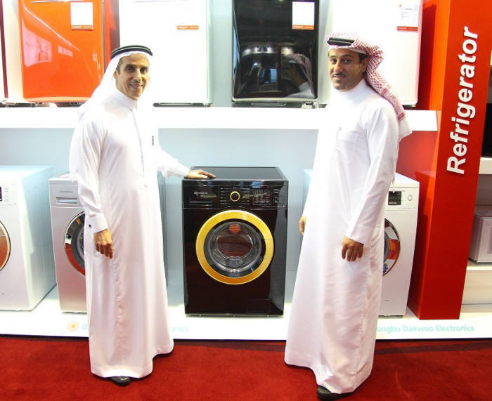 동부대우전자가 2014년 이란에서 선보인 히잡 세탁기. '이슬라믹 린스`로 불리는 히잡 전용 코스를 탑재했다. 얇고 부드러운 히잡이 망가지지 않도록 부드럽게 세탁해줄 뿐만 아니라 코란에 나오는 히잡 세탁법 규율에 맞추어 세탁 종료 후 세탁조의 35% 정도의 물을 채우고, 탈수코스 진행 전 세탁조를 시계방향, 반시계 방향으로 각각 2회씩 30초간 회전하여 세례의식을 표현했다.