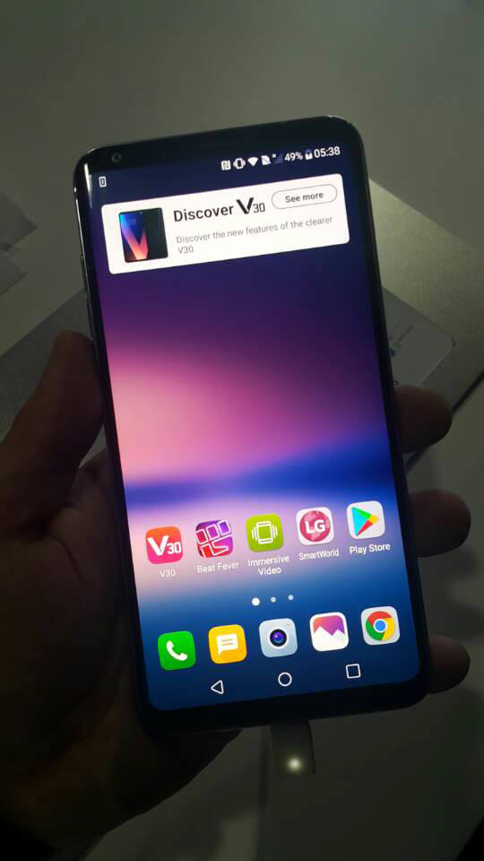 LG V30은 우선 한손에 잡히는 크기로 그립감이 뛰어났다. 6인치 디스플레이 화면을 채택했지만 무게는 158g로 무겁다는 느낌을 받지 못했다. 두께는 7.3mm로 슬림해 바지 주머니에 넣고 다녀도 불편함이 없다. 좌우 베젤을 없앤 V20보다는 G6와 비슷한 형태다.