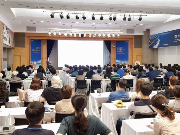 신한은행은지난 2일 서울 중구 소재 신한은행 본점 대강당에서 행복한 노후와 건강한 은퇴준비를 돕는 제14회 부부은퇴교실을 개최했다. 고객들이 부동산과 절세전략 강연을 듣고 있다.