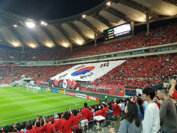 지난달 31일 한국과 이란의 월드컵 최종 예선경기가 열린 서울 상암월드컵경기장 관중석에 대형 태극기가 출렁이고 있다.