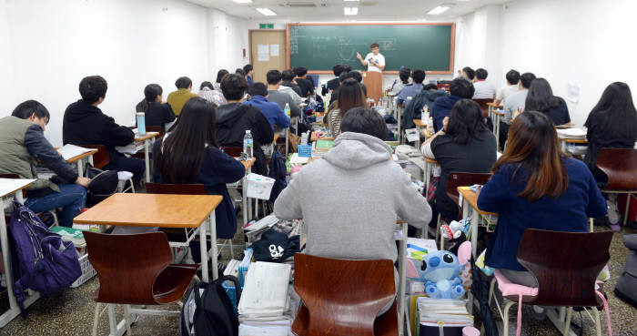 지난 해 수능을 앞두고 학생들이 학원에서 수업을 듣는 모습 <전자신문DB>