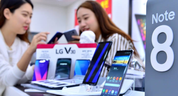 갤노트8 vs V30, 삼성-LG 마케팅 대결