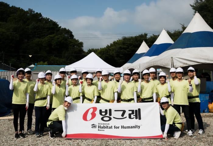 빙그레, 17년 째 사랑의 집 짓기 운동 '해비타트' 봉사 참가