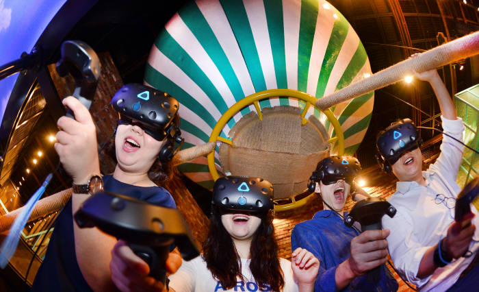 서울 용산아이파크몰에 도심형 테마파크 'V버스터즈(BUSTERS)'를 오픈했다. 고객이 'V버스터즈'에서 가상현실(VR)과 체감형 스포츠(Virtual Sports)를 합친 'VR 열기구'를 즐기고 있다. 김동욱 기자 gphoto@etnews.com