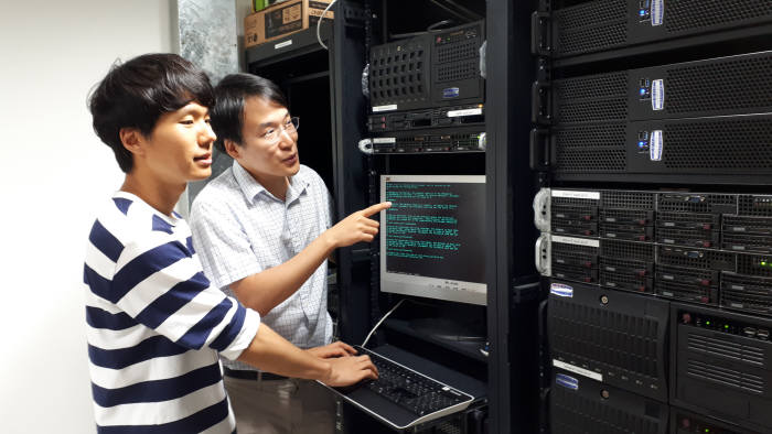 데이터센터에서 활용할 수 있는 새로운 혼잡제어 기술을 개발한 조인호 KAIST 석사과정(왼쪽)과 한동수 전기 및 전자공학부 교수(오른쪽)이 서버에 설치된 시스템을 시연하고 있다.