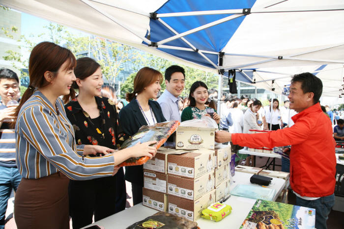 20일 수원 '삼성 디지털시티'에서 추석을 앞두고 사업장 자매마을 농축산물을 구매할 수 있는 직거래 장터가 열렸다. 삼성전자 임직원들이 명절 준비에 필요한 물품을 둘러보고 있다.