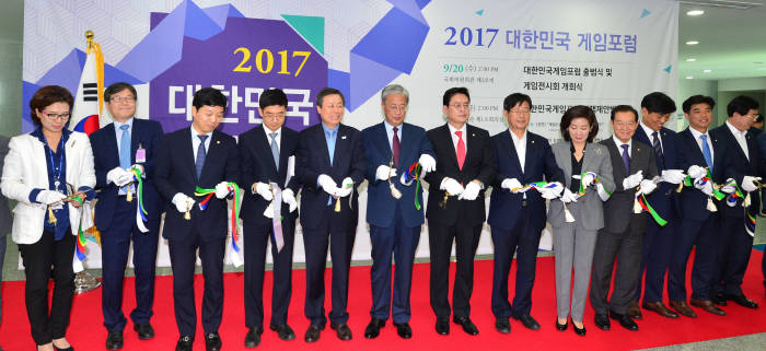 '대한민국게임포럼 출범과 게임전시회' 개막식이 20일 국회의원회관에서 열렸다. 도종환 문체부 장관, 조승래 국회의원, 김병관 국회의원, 나경원 국회의원, 정우택 국회의원 등 주요인사가 테이프 커팅을 하고 있다. 김동욱기자 gphoto@etnews.com