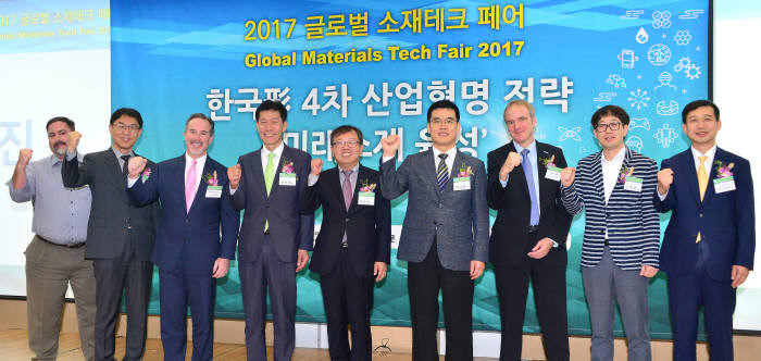 전자신문과 한국산업기술평가관리원이 주최한 '2017 글로벌 소재테크 페어'가 22일 서울 삼성동 코엑스에서 개최됐다. 최선남 로크웰 한국지사장, 고창훈 Cynora한국 파트너 EM인덱스 대표, 데이비드 무엘러 머크어드밴스드테크놀로지스 총괄매니저, 엄낙웅 에트리 소장, 양승욱 전자신문 전무, 성시헌 한국산업기술평가관리원장, 조 바톨로메오 로크웰 오토메이션 부사장, 피승호 SK하이닉스 상무, 매튜 할스 슈레딩거 부사장(오른쪽부터)이 기념촬영했다. 김동욱기자 gphoto@etnews.com