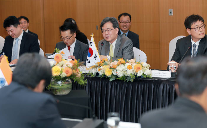 김현종 통상교섭본부장(오른쪽서 두번째)이 제3차 한-인도 CEPA 공동위원회에서 발언하고 있다.