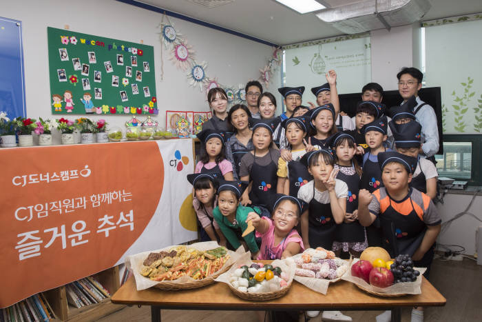 22일 오후 서울 강서구의 한 지역아동센터에서 봉사활동에 참여한 CJ그룹 임직원들이 어린이들과 함께 명절 음식을 만든 후 기념촬영을 하고 있다