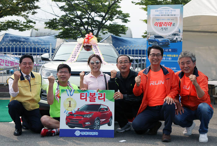 쌍용차가 2017 평택항 마라톤 대회에 소형 스포츠유틸리티차량(SUV) 티볼리 아머를 경품으로 제공했다.