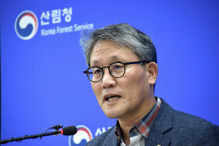 김재현 산림청장이 26일 정부대전청사 브리핑룸에서 산하 공공기관 및 특수법인 임직원 운영 기본 원칙을 발표하고 있다.