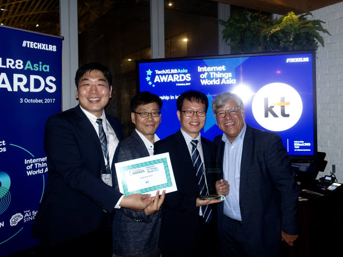 싱가포르 5G 아시아 어워드 2017 시상식에서 KT 네트워크부문 박평수 상무(좌측 3번째), 시상자인 '디스럽티브 아시아(Disruptive Asia)' 발행자 토니 풀로스(Tony Poulos, 좌측 4번째)와 함께 기념 촬영을 하고 있다.