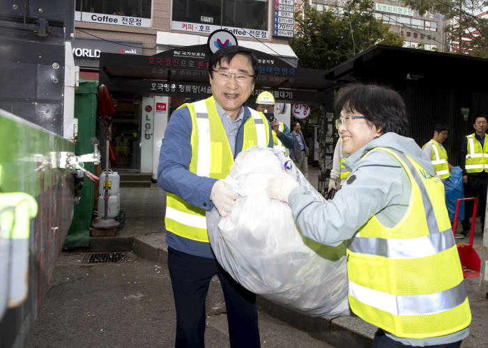 김은경 환경부 장관(오른쪽)은 9일 새벽 서울 창동역을 방문해 이동진 도봉구청장과 함께 추석 연휴 기간에 쌓인 쓰레기를 수거했다. [자료:환경부]